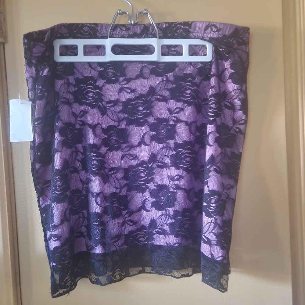 Shein Curve lovely mauve skirt covered in black-lace flowers - very stretchy